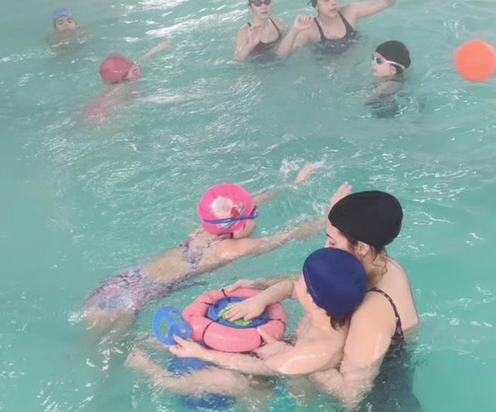 Clase de natación para infancias